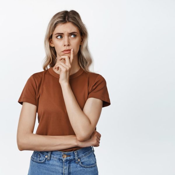 تصویر یک فرد در حال بیش‌فکری و تفکر عمیق